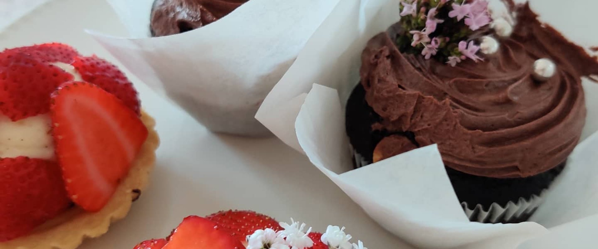Frisch gebackene Kuchen und Schokoladenformen in der Backstube