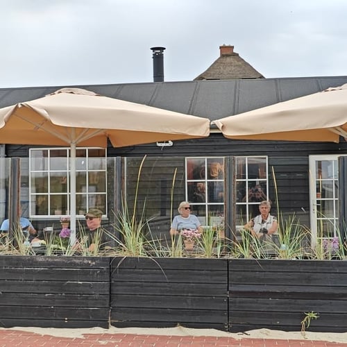 Gäste auf der Caféterrasse