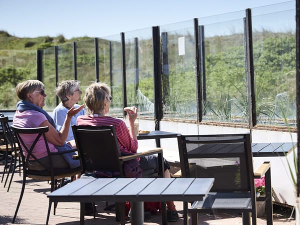 Udenfor caféen